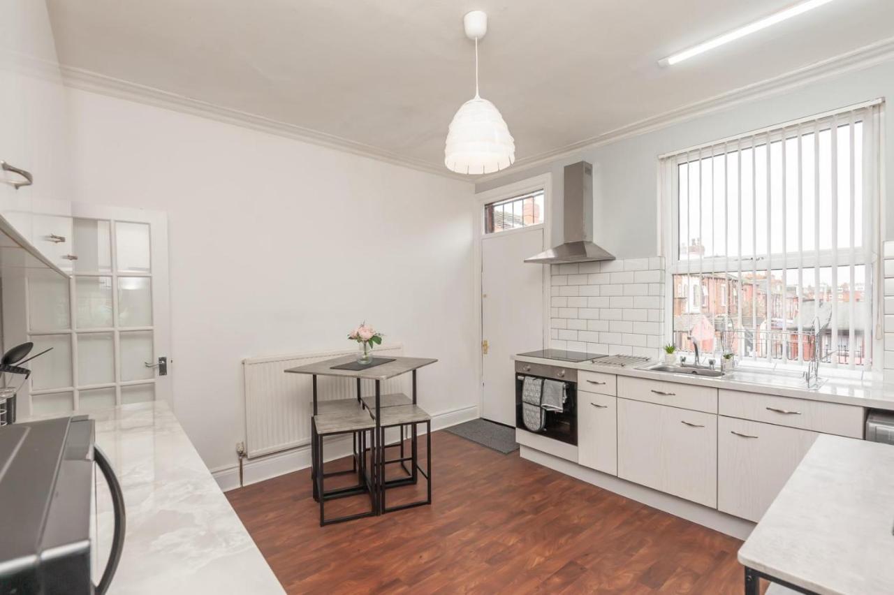 Leeds 4-Bed House - Sleeps 9 Free Parking & Wifi Vila Exterior foto