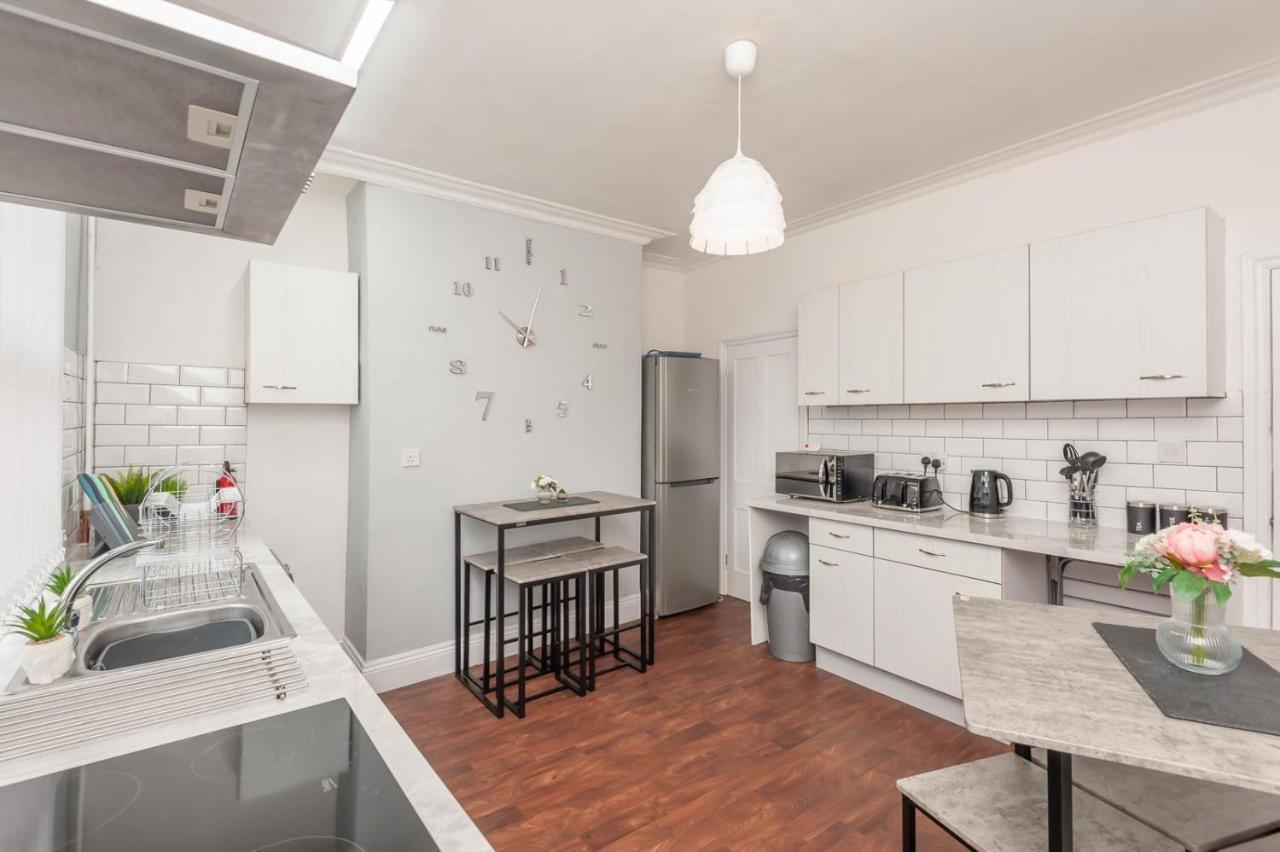 Leeds 4-Bed House - Sleeps 9 Free Parking & Wifi Vila Exterior foto