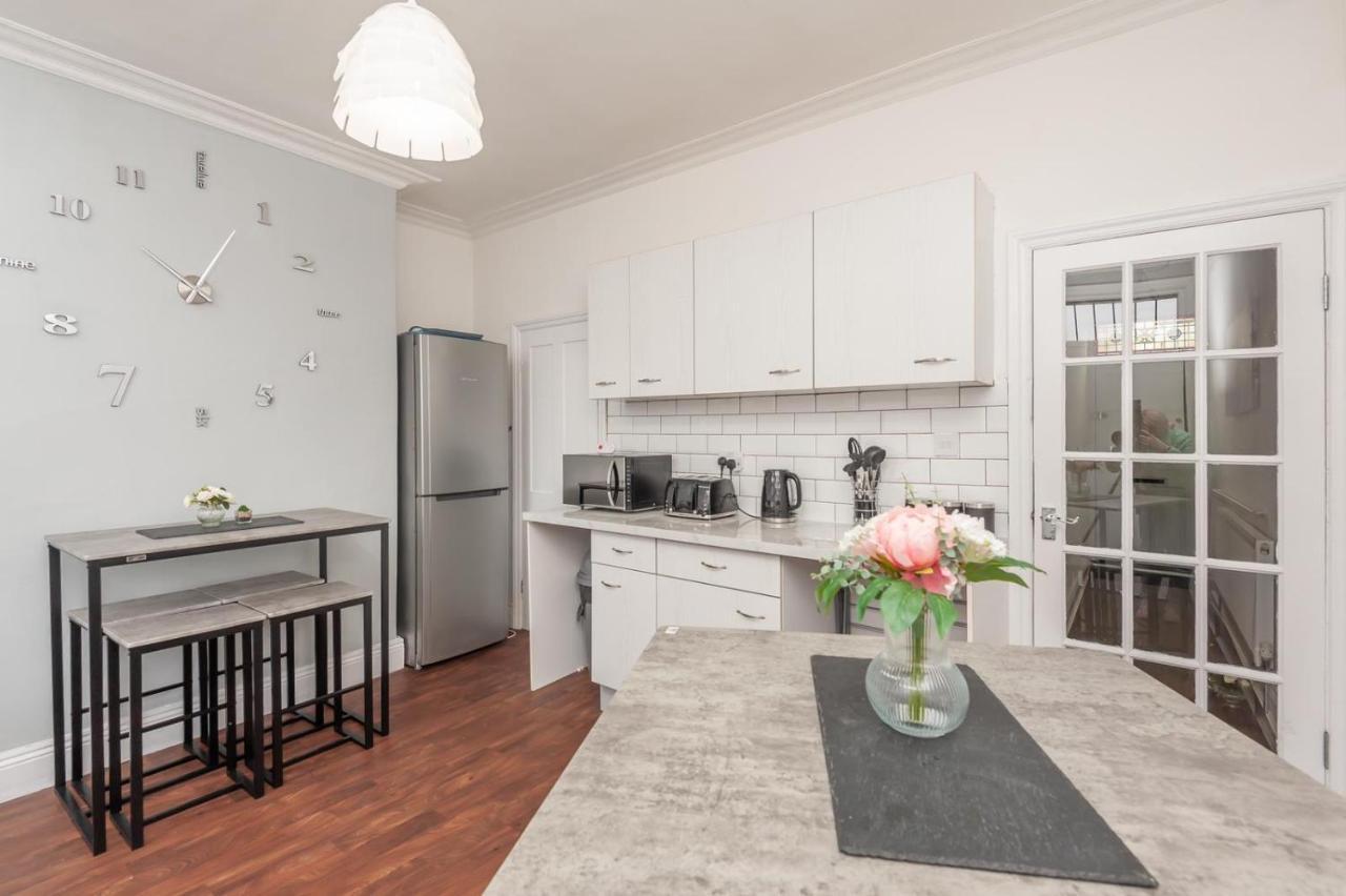 Leeds 4-Bed House - Sleeps 9 Free Parking & Wifi Vila Exterior foto