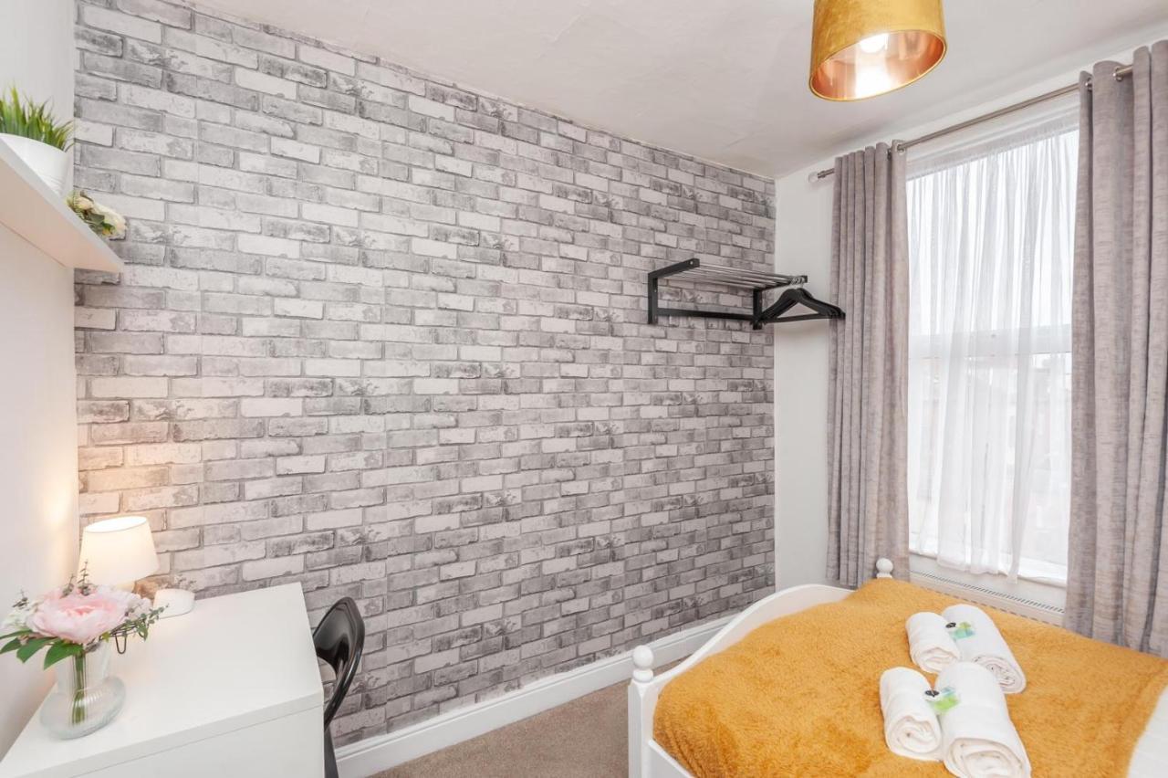 Leeds 4-Bed House - Sleeps 9 Free Parking & Wifi Vila Exterior foto