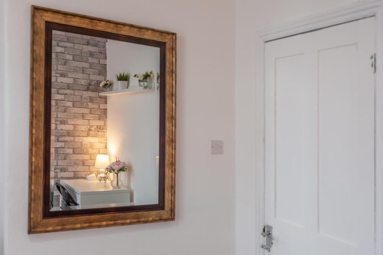 Leeds 4-Bed House - Sleeps 9 Free Parking & Wifi Vila Exterior foto