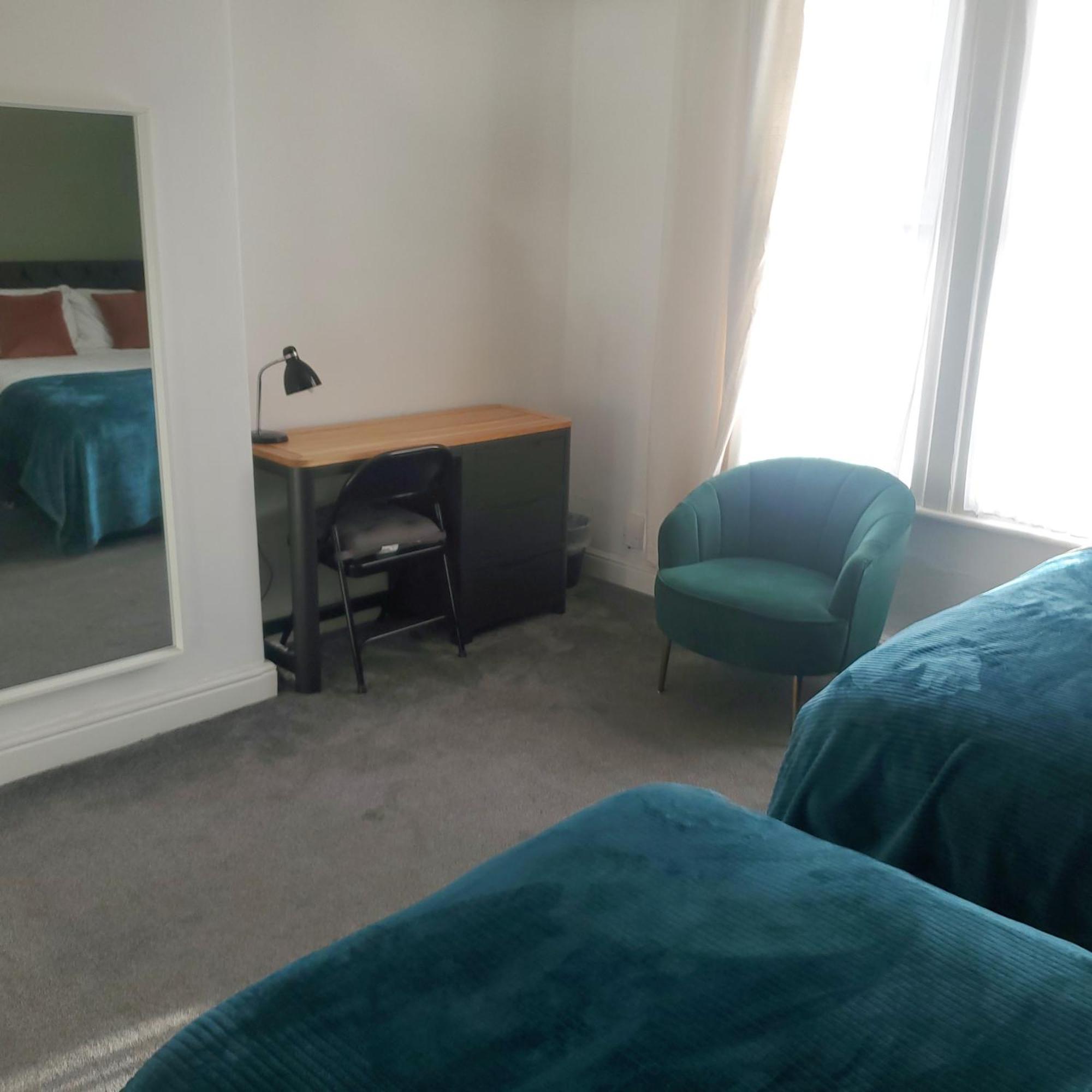 Leeds 4-Bed House - Sleeps 9 Free Parking & Wifi Vila Exterior foto