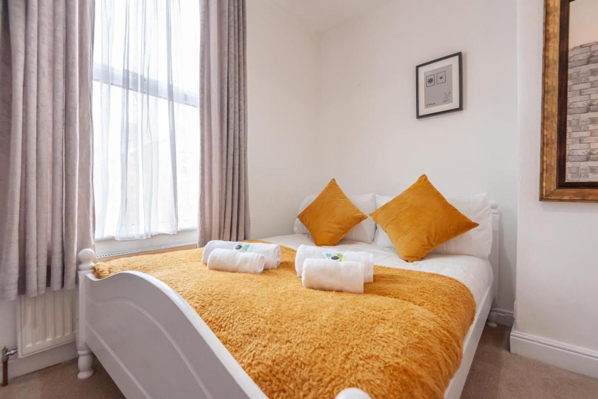 Leeds 4-Bed House - Sleeps 9 Free Parking & Wifi Vila Exterior foto
